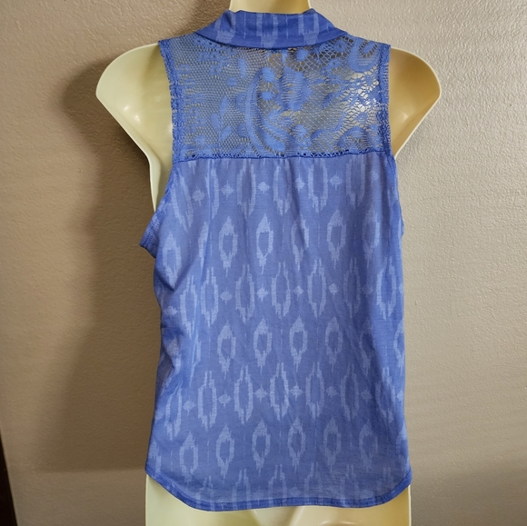 Sleeveless Button-down Collared Blouse - Picture 5 of 6